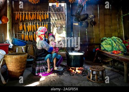 Mu Cang Chai, Province de Yen Bai, Vietnam - 20 septembre 2019 : vie quotidienne, scène d'un H'Mong de minorités ethniques cuisine familiale avec un poêle à bois dans leur Banque D'Images