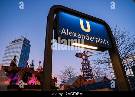 Berlin, Allemagne. Dec 18, 2019. La station de métro à l'Alexanderplatz en plein milieu de la soirée à l'heure bleue. Dans l'arrière-plan vous pouvez voir l'hôtel Park Inn, des stalles et une grande pyramide du marché de Noël sur l'Alexanderplatz. Credit : Jens Kalaene Zentralbild-/dpa/ZB/dpa/Alamy Live News Banque D'Images