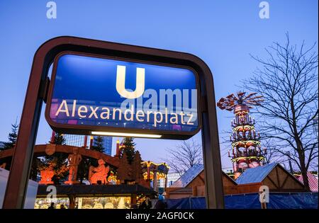 18 décembre 2019, Berlin : la station de métro à l'Alexanderplatz en plein milieu de la soirée à l'heure bleue. Dans l'arrière-plan vous pouvez voir les stalles, superstructures, un carrousel et une grande pyramide du marché de Noël sur l'Alexanderplatz. Photo : Jens Kalaene Zentralbild-/dpa/ZB Banque D'Images