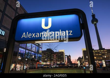 18 décembre 2019, Berlin : la station de métro à l'Alexanderplatz en plein milieu de la soirée à l'heure bleue. Sur la gauche de l'immeuble de bureaux 'die Mitte", l'Alexanderhaus, le Rote Rathaus, la Berolinahaus et la tour de télévision. Photo : Jens Kalaene Zentralbild-/dpa/ZB Banque D'Images