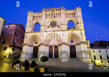 Cuenca, Espagne. 06Th Oct, 2019. La cathédrale Nuestra Señora de Gracia le soir dans l'heure bleue sur la place du marché de la Plaza Mayor. Credit : Jens Kalaene Zentralbild-/dpa/ZB/dpa/Alamy Live News Banque D'Images