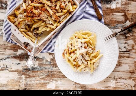 Vue de dessus les pâtes italiennes traditionnelles Penne avec la viande de poulet, fromage fumé et d'épices. La cuisine italienne. La cuisine méditerranéenne. Close up Banque D'Images