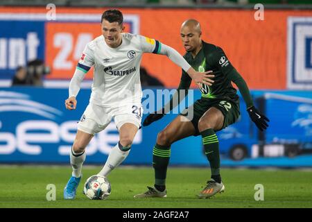 Wolfsburg, Allemagne. Dec 18, 2019. Soccer : Bundesliga, le VfL Wolfsburg - FC Schalke 04, 16e journée à la Volkswagen Arena. Schalke est Fabian Reese (l) joue contre Wolfsburg's Marcel Tisserand. Credit : Swen Pförtner/DPA - NOTE IMPORTANTE : en conformité avec les exigences de la DFL Deutsche Fußball Liga ou la DFB Deutscher Fußball-Bund, il est interdit d'utiliser ou avoir utilisé des photographies prises dans le stade et/ou la correspondance dans la séquence sous forme d'images et/ou vidéo-comme des séquences de photos./dpa/Alamy Live News Banque D'Images