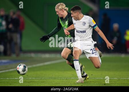 Wolfsburg, Allemagne. Dec 18, 2019. Soccer : Bundesliga, le VfL Wolfsburg - FC Schalke 04, 16e journée à la Volkswagen Arena. Wolfsburg's Xaver Schlager (l) joue contre Schalkes Harit Amine. Credit : Swen Pförtner/DPA - NOTE IMPORTANTE : en conformité avec les exigences de la DFL Deutsche Fußball Liga ou la DFB Deutscher Fußball-Bund, il est interdit d'utiliser ou avoir utilisé des photographies prises dans le stade et/ou la correspondance dans la séquence sous forme d'images et/ou vidéo-comme des séquences de photos./dpa/Alamy Live News Banque D'Images