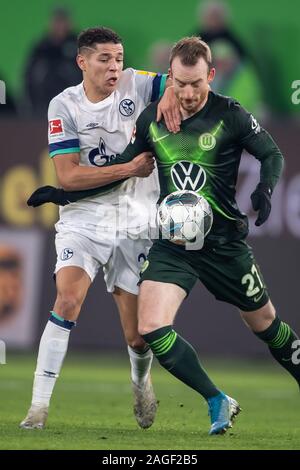 Wolfsburg, Allemagne. Dec 18, 2019. Soccer : Bundesliga, le VfL Wolfsburg - FC Schalke 04, 16e journée à la Volkswagen Arena. Wolfsburg's Maximilian Arnold (r) joue contre Schalke Amine l'Harit. Credit : Swen Pförtner/DPA - NOTE IMPORTANTE : en conformité avec les exigences de la DFL Deutsche Fußball Liga ou la DFB Deutscher Fußball-Bund, il est interdit d'utiliser ou avoir utilisé des photographies prises dans le stade et/ou la correspondance dans la séquence sous forme d'images et/ou vidéo-comme des séquences de photos./dpa/Alamy Live News Banque D'Images