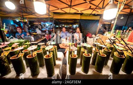 La ville de Krabi, Thaïlande - 23 novembre 2019 : Marché de nuit de week-end de Krabi Krabi Town, en Thaïlande. Banque D'Images