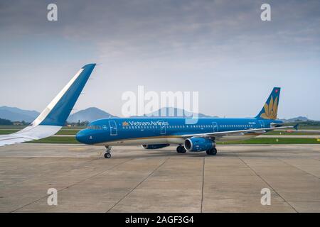 Hanoi, Vietnam - Novembre 04. 2019 : Vietnam Airlines Airbus A321-200 avec l'aéronef numéro d'enregistrement VN-A323 à Hanoi Nội Bài International Air Banque D'Images