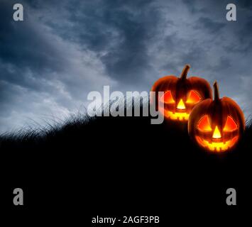 Fond d'halloween avec jack o lantern citrouille effrayante sur le ciel sombre. Halloween party invitation design layout. Spooky Halloween poster. Banque D'Images