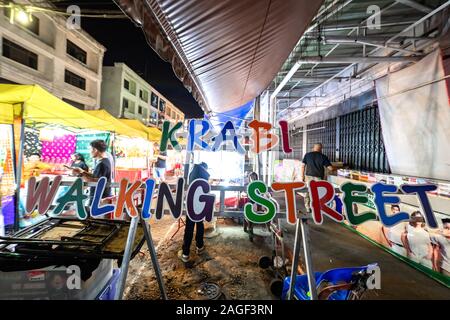 La ville de Krabi, Thaïlande - 23 novembre 2019 : Marché de nuit de week-end de Krabi Krabi Town, en Thaïlande. Banque D'Images