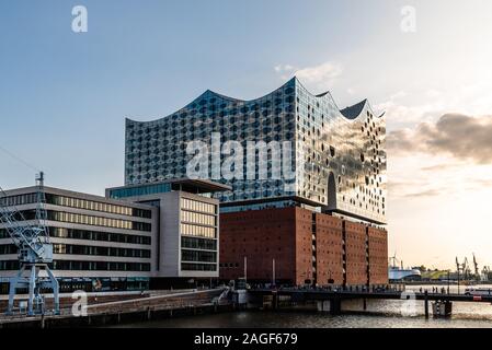 Hambourg, Allemagne - le 3 août 2019 : l'Elbphilharmonie, salle de concert dans le port de Hambourg au coucher du soleil Banque D'Images