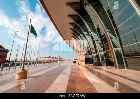 De brandir le drapeau de l'Arabie dans le vent devant le tout nouveau Terminal 1 de l'Aéroport International du Roi Abdul Aziz (JED) à Jeddah, Arabie Saoudite Banque D'Images