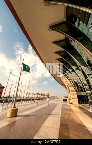 De brandir le drapeau de l'Arabie dans le vent devant le tout nouveau Terminal 1 de l'Aéroport International du Roi Abdul Aziz (JED) à Jeddah, Arabie Saoudite Banque D'Images