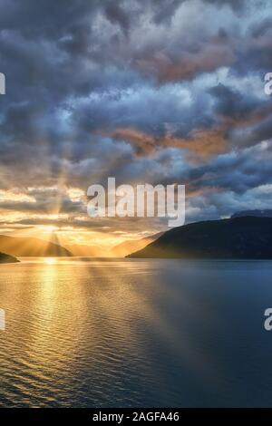 Lever du soleil sur l'incroyable fjords de Norvège Banque D'Images