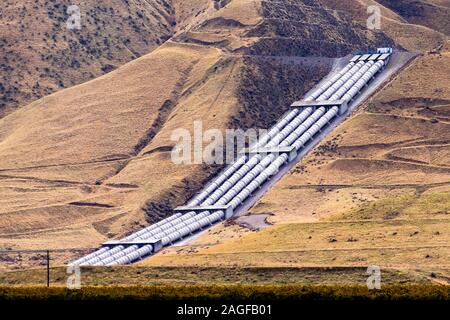 Aqueducs à l'extrémité sud de la vallée de San Joaquin, en prenant l'eau pompée en amont, sur la vigne, en route vers Los Angeles, une partie de la Californie Stat Banque D'Images