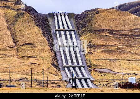 Aqueducs à l'extrémité sud de la vallée de San Joaquin, en prenant l'eau pompée en amont, sur la vigne, en route vers Los Angeles, une partie de la Californie Stat Banque D'Images