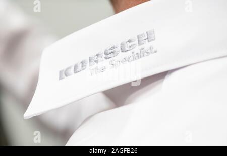 Berlin, Allemagne. 25Th Dec 2019. La KORSCH AG logo est imprimé sur le col d'un employé. Credit : Fabian Sommer/dpa/Alamy Live News Banque D'Images