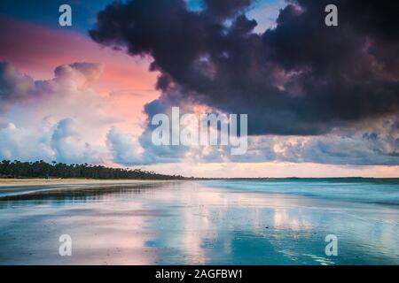 Un coucher de soleil spectaculaire paysage marin de l'Atlantique prise à la plage de Kololi en Gambie. Banque D'Images