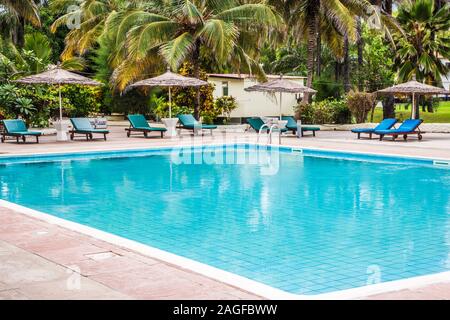 La piscine d'un complexe de vacances de luxe en Gambie, Afrique de l'Ouest. Banque D'Images