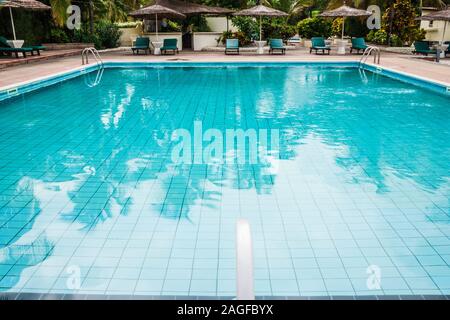 La piscine et le bar d'un complexe de vacances de luxe en Gambie, Afrique de l'Ouest. Banque D'Images