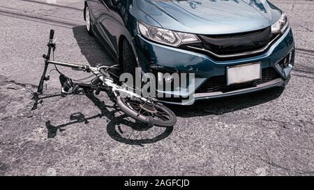 Grave accident de voiture. Location de frapper et s'est déroulée sur location sur rue. Assurance voiture concept de collision Banque D'Images