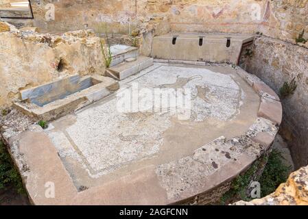 Piazza Armerina, Sicile, Italie - 24 août 2017 : Ancienne Latrine avec marbre mosaïque dans la Villa Romana del Casale. UNESCO World Heritage site. Banque D'Images