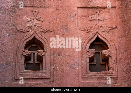 L'Éthiopie, région d'Amhara, Lalibela, Bet Maryam en pierre de l'Église détail windows Banque D'Images