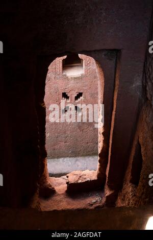 L'Éthiopie, région d'Amhara, Lalibela, vue à partir de la fenêtre ouvrant sur Bet Golgotha Banque D'Images