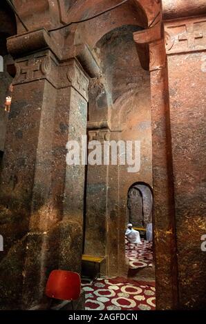 L'Éthiopie, région d'Amhara, Lalibela, Bet Golgotha, prêtre chez les hommes seulement inner sanctum Banque D'Images