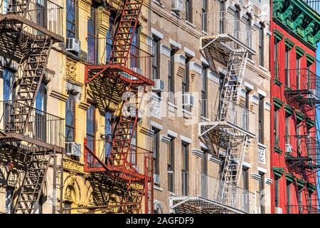 Immeuble ancien avec metal fire escalier de secours des échelles, East Village, Manhattan, New York, USA Banque D'Images