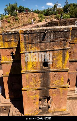 L'Éthiopie, région d'Amhara, Lalibela, Bet Giyorgis, St George's l'Lailibela rock découvert seulement couper l'église, avec les visiteurs sur la colline au-dessus Banque D'Images