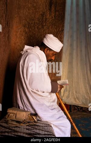 L'Éthiopie, région d'Amhara, Lalibela, Bet, Geyorgis lire évangile prêtre Banque D'Images