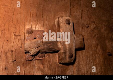 L'Éthiopie, région d'Amhara, Lalibela, Bet Giyorgis, St George's l'Lailibela rock découvert seulement couper l'église, l'ancienne serrure de porte en bois détail Banque D'Images