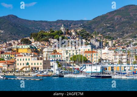 Sanremo, Italie - 14 novembre 2017 - Journée ensoleillée vue depuis la mer avec des bateaux et yachts à la vieille ville de Sanremo La Pigna () et Madonna della Costa C Banque D'Images