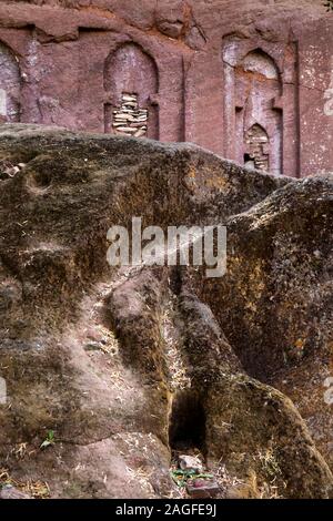 L'Éthiopie, région d'Amhara, Lalibela Arbatu Ensessa, Biblia, église Chirkos, étapes portés dans le mur pour permettre aux fidèles d'un mur d'escalade pour prier Banque D'Images