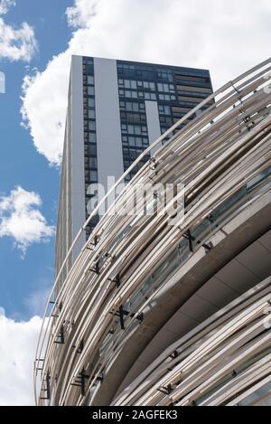 Le nouveau bâtiment change dans Darling Square, Sydney, Australie, conçu par l'entreprise architecural japonais Kengo Kuma est enveloppé dans 20km de bois Accoya Banque D'Images