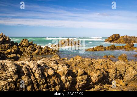 Cap Agulhas (également connu sous le nom de Cap des aiguilles) - l'extrémité la plus méridionale de l'Afrique, la côte rocheuse où rencontrer des océans Atlantique et Indien Banque D'Images