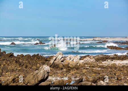 Cap Agulhas (également connu sous le nom de Cap des aiguilles) - l'extrémité la plus méridionale de l'Afrique, la côte rocheuse où rencontrer des océans Atlantique et Indien Banque D'Images