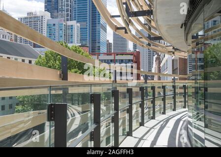 Le nouveau bâtiment change dans Darling Square, Sydney, Australie, conçu par l'entreprise architecural japonais Kengo Kuma est enveloppé dans 20km de bois Accoya Banque D'Images