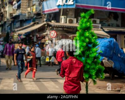Mumbai, Inde - le 18 décembre 2019 : Boutique non identifiés kipper exerçant son arbre de Noël artificiel de Mumbai marché. Banque D'Images