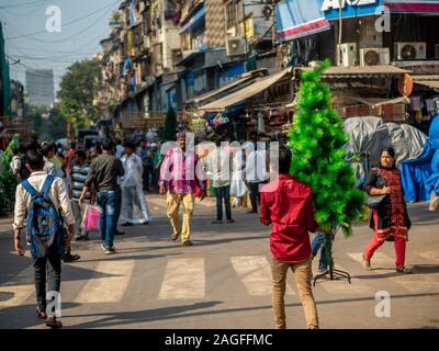 Mumbai, Inde - le 18 décembre 2019 : Boutique non identifiés kipper exerçant son arbre de Noël artificiel de Mumbai marché. Banque D'Images