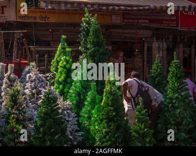 Mumbai, Inde - le 18 décembre 2019 : Mumbai marché local prêt pour la vente des arbres de Noël et Christman iteams décoratif Banque D'Images