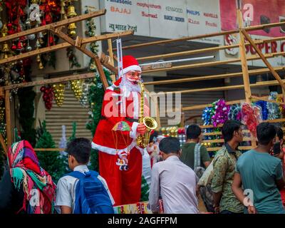 Mumbai, Inde - le 18 décembre 2019 : Noël statue située à Mumbai marché local Banque D'Images