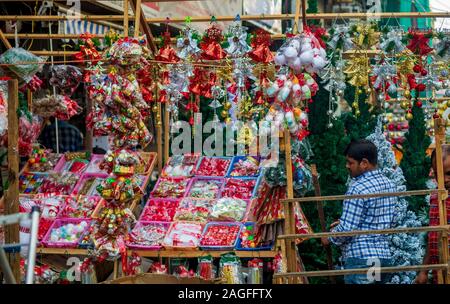 Mumbai, Inde - le 18 décembre 2019 : les cloches de Noël et d'objets de décoration à Mumbai marché local Banque D'Images