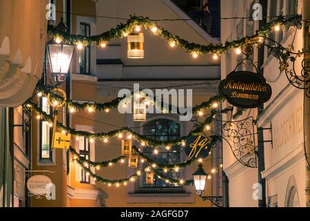 Lumière de Noël décoration dans la chaîne de la Kramgasse vieille ville de Ratisbonne pendant la nuit Banque D'Images