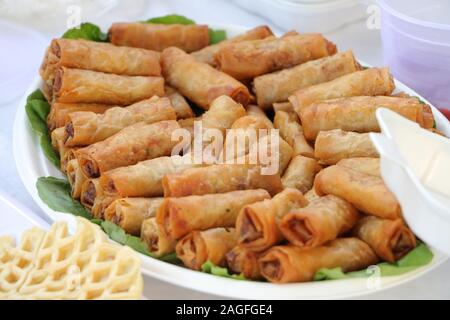 Rouleaux de printemps vietnamiens food fry afficher sur la feuille close up Banque D'Images