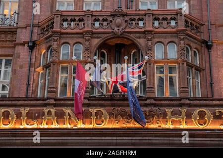 Les drapeaux sur le Midland Hotel à Manchester en Angleterre 2019 Banque D'Images