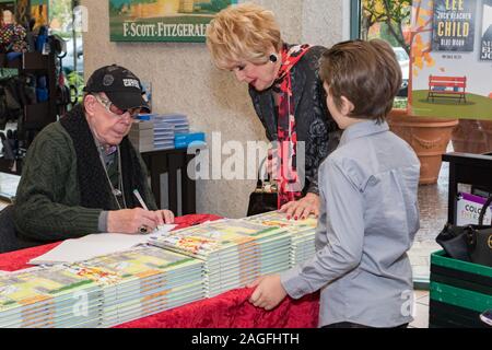 Calabasas, CALIFORNIE - 7 DÉCEMBRE 2019: "The Wondrously Magical Adventures of Penelope and Rosco" signature de réservation à Barnes and Noble. Banque D'Images