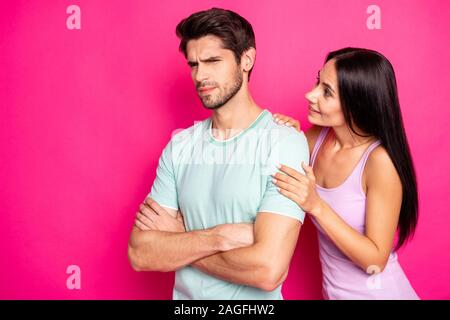 Photo de couple funny guy blâmer dame de tricher en colère et permanent d'attente mad excuser porter les tenues de couleur rose isolé Banque D'Images