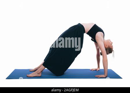 Photo de slim young woman doing yoga pose des roues Banque D'Images