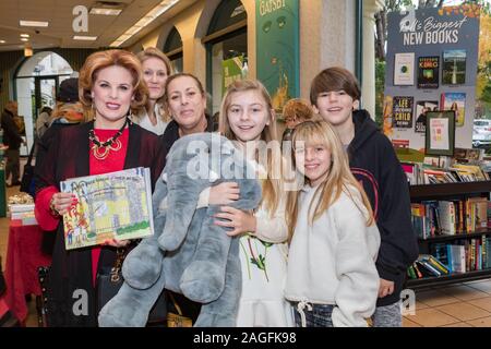 Calabasas, CALIFORNIE - 7 DÉCEMBRE 2019: "The Wondrously Magical Adventures of Penelope and Rosco" signature de réservation à Barnes and Noble. Banque D'Images